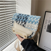 Дамска кожена чанта с надпис и метално закопчаване