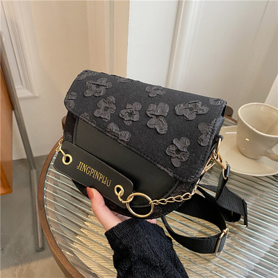 Дамска кожена чанта с надпис и метално закопчаване