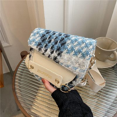 Дамска кожена чанта с надпис и метално закопчаване