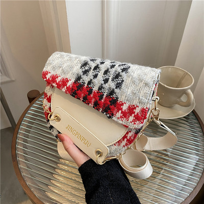 Дамска кожена чанта с надпис и метално закопчаване