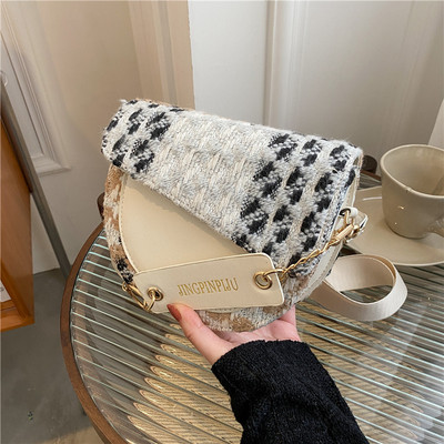 Дамска кожена чанта с надпис и метално закопчаване