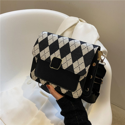 Модерна малка дамска чанта с дръжка за рамо -три цвята