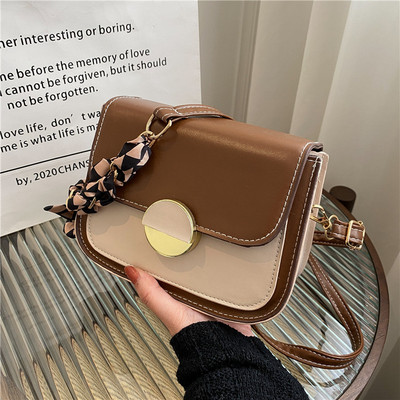 Дамска малка чанта от еко кожа с метална закопчалка