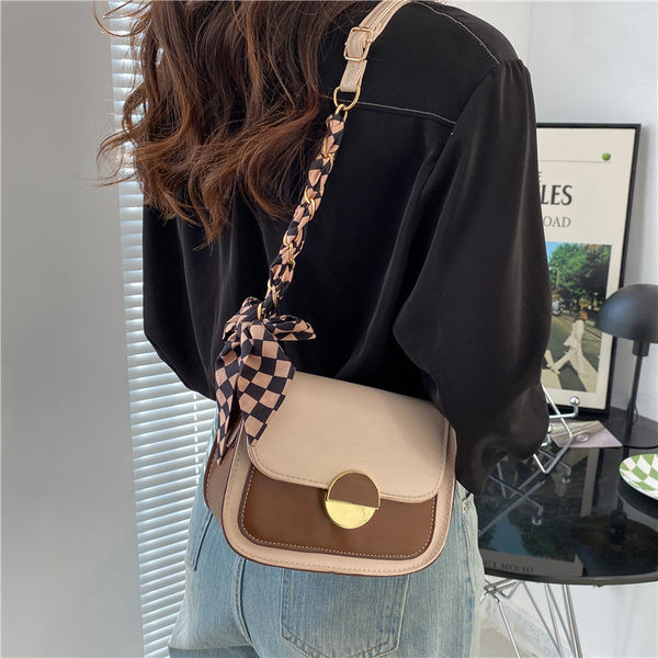 Дамска малка чанта от еко кожа с метална закопчалка