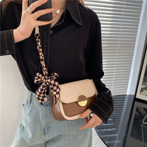 Дамска малка чанта от еко кожа с метална закопчалка