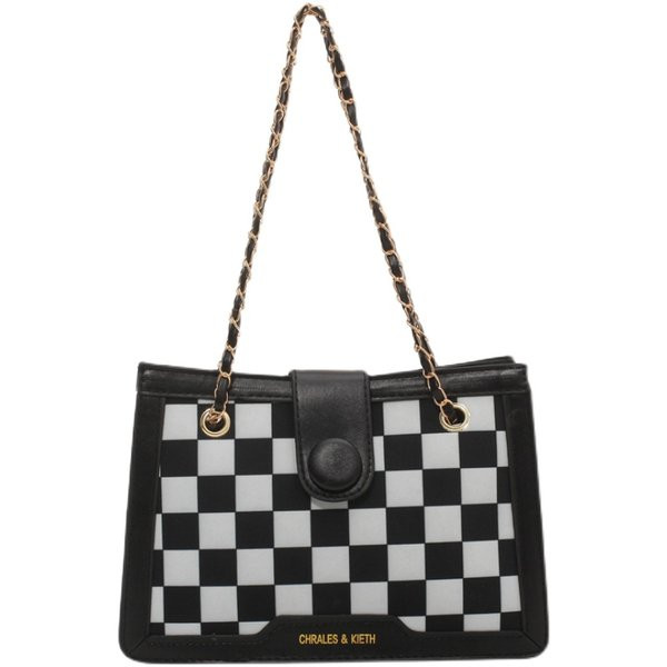 Дамска квадратна чанта от еко кожа с метална верига 