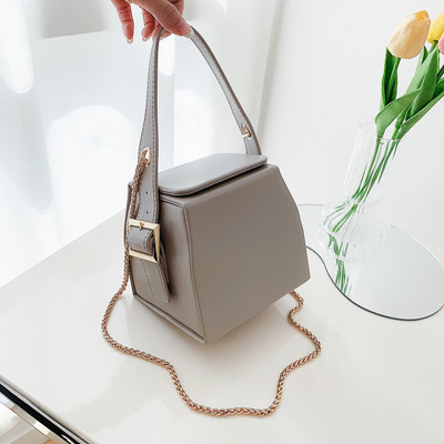 Кожена дамска чанта с къса дръжка в няколко цвята