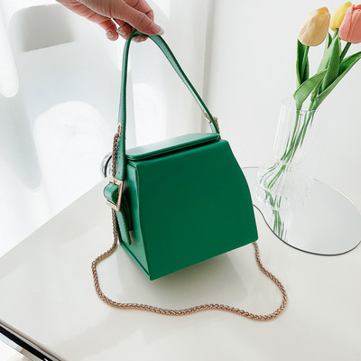 Кожена дамска чанта с къса дръжка в няколко цвята