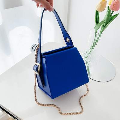 Кожена дамска чанта с къса дръжка в няколко цвята