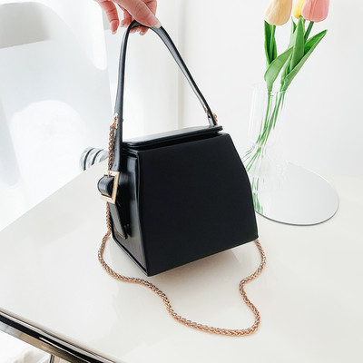 Кожена дамска чанта с къса дръжка в няколко цвята