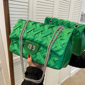 Дамска  стилна чанта с метално закопчаване