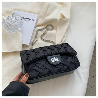 Дамска  стилна чанта с метално закопчаване