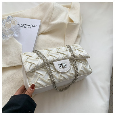 Дамска  стилна чанта с метално закопчаване