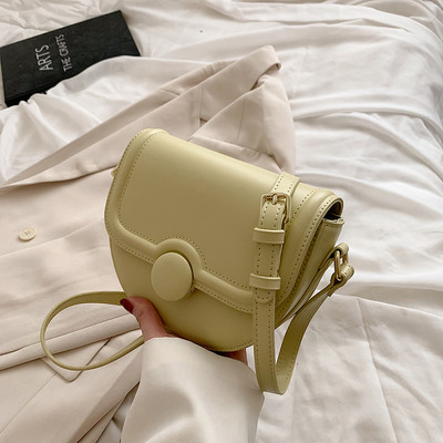 Лятна дамска кожена чанта с метално закопчаване