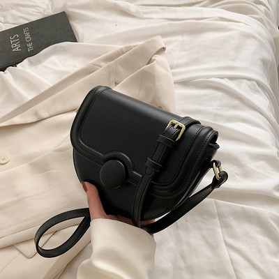 Лятна дамска кожена чанта с метално закопчаване