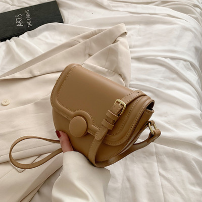 Лятна дамска кожена чанта с метално закопчаване