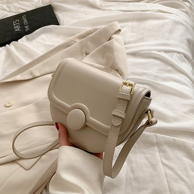 Лятна дамска кожена чанта с метално закопчаване