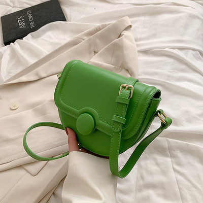 Лятна дамска кожена чанта с метално закопчаване