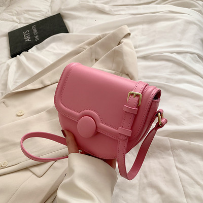 Лятна дамска кожена чанта с метално закопчаване