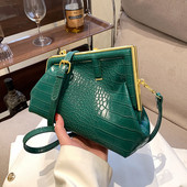 Дамска чанта от релефна еко кожа с метална катарама