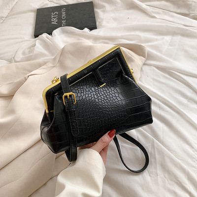 Дамска чанта от релефна еко кожа с метална катарама