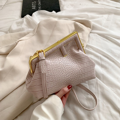 Дамска чанта от релефна еко кожа с метална катарама