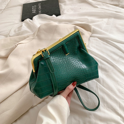 Дамска чанта от релефна еко кожа с метална катарама