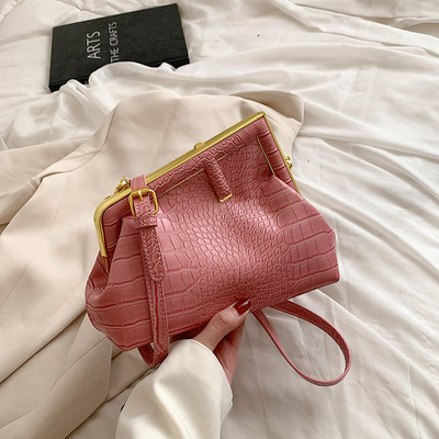 Дамска чанта от релефна еко кожа с метална катарама