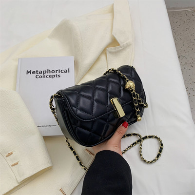 Модерна дамска чанта с капитониран ефект - два размера