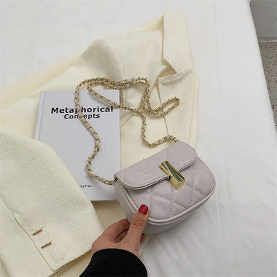 Модерна дамска чанта с капитониран ефект - два размера