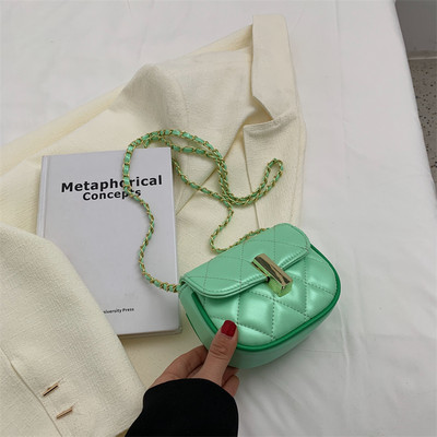 Модерна дамска чанта с капитониран ефект - два размера