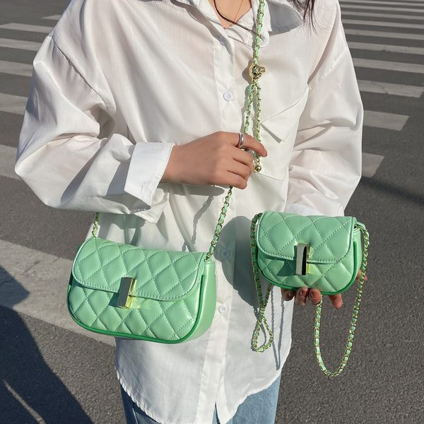 Модерна дамска чанта с капитониран ефект - два размера