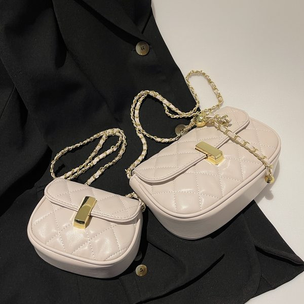 Модерна дамска чанта с капитониран ефект - два размера