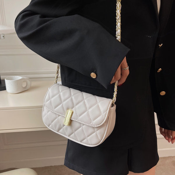 Модерна дамска чанта с капитониран ефект - два размера