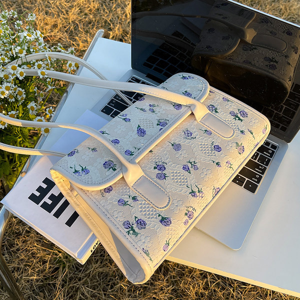 Дамска чанта с къси дръжки и флорални мотиви