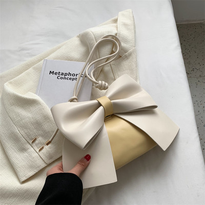 Кожена дамска чанта е панделка