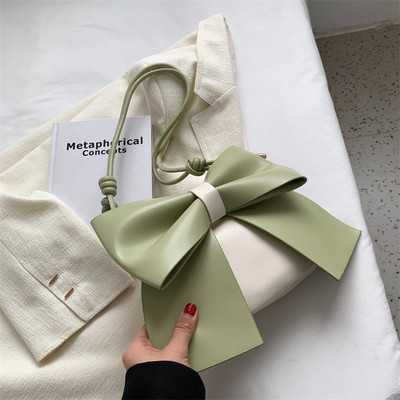 Кожена дамска чанта е панделка