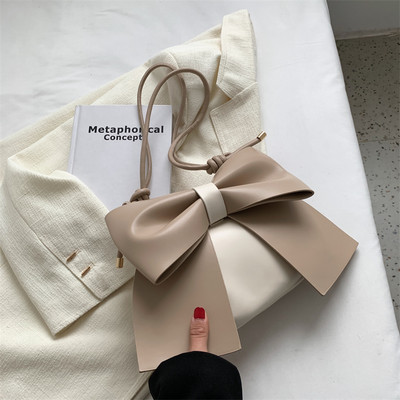 Кожена дамска чанта е панделка