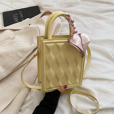 Модерна дамска чанта с две дръжки - изкуствена кожа