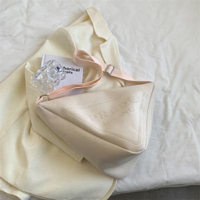 Модерна дамска чанта с триъгълна форма