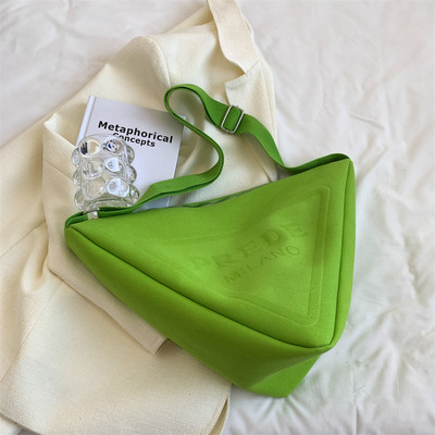 Модерна дамска чанта с триъгълна форма