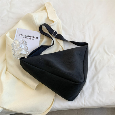 Модерна дамска чанта с триъгълна форма