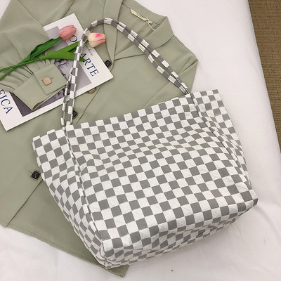 Дамска чанта тип торна с метално закопчаване