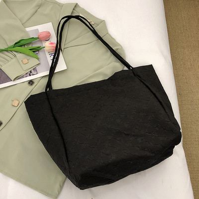 Дамска чанта тип торна с метално закопчаване