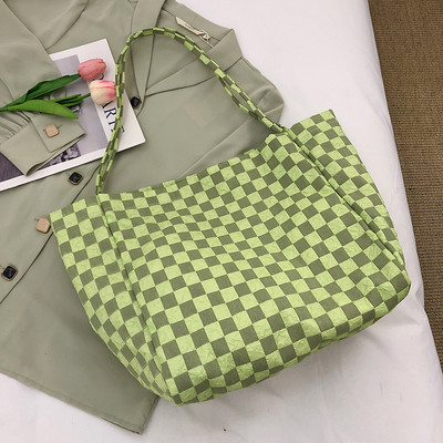 Дамска чанта тип торна с метално закопчаване