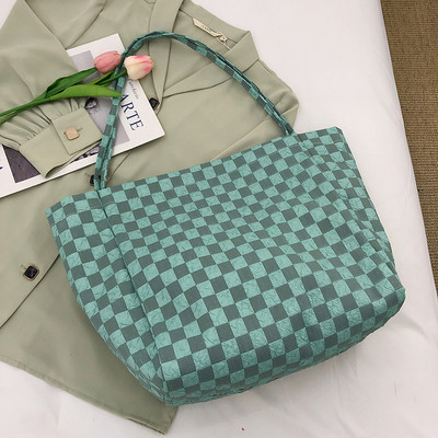 Дамска чанта тип торна с метално закопчаване