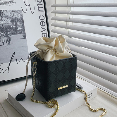 Дамска чанта от еко кожа в формата на ромб с метална верига 