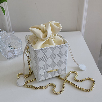 Дамска чанта от еко кожа в формата на ромб с метална верига 