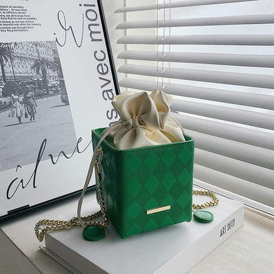 Дамска чанта от еко кожа в формата на ромб с метална верига 