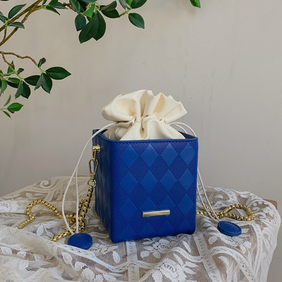 Дамска чанта от еко кожа в формата на ромб с метална верига 